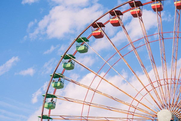 Eit pariserhjul mot sommarhimmel. Foto.