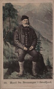 Eldre foto av mann med teksten "Mand fra Bremanger i Søndfjord"