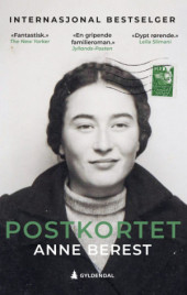 Forsidebilde av boka Postkortet. Eit passfoto i svartkvitt av dei ung dame med oppsatt hår. Frimerke og poststempel i høgre hjørne